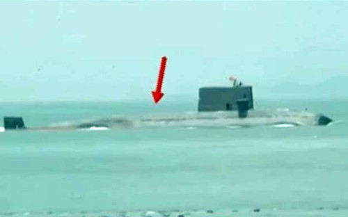 Hình ảnh này được cho là tàu ngầm thông thường lớp Nguyên của Hải quân Trung Quốc đến Pakistan tiếp tế vào cuối tháng 5 năm 2015