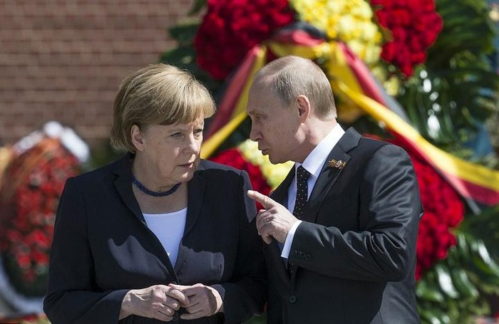 Thủ tướng Đức Angela Merkel đến Moscow ngày 10 tháng 5 năm 2015, hội đàm với Tổng thống Nga Vladimir Putin, ngay sau lễ duyệt binh kỷ niệm 70 chiến thắng chống phát xít thế giới (ngày 9 tháng 5)