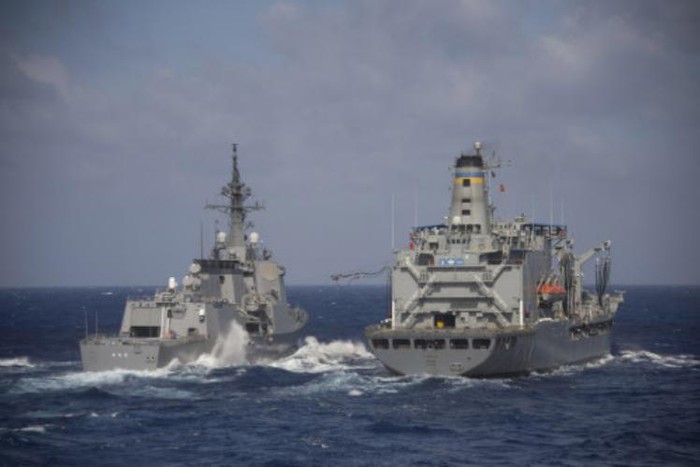 Ngày 26 tháng 3 năm 2015, tàu khu trục Atago DDG177 của Lực lượng Phòng vệ Biển Nhật Bản tiến hành tiếp tế trên biển (nguồn mạng sina Trung Quốc)