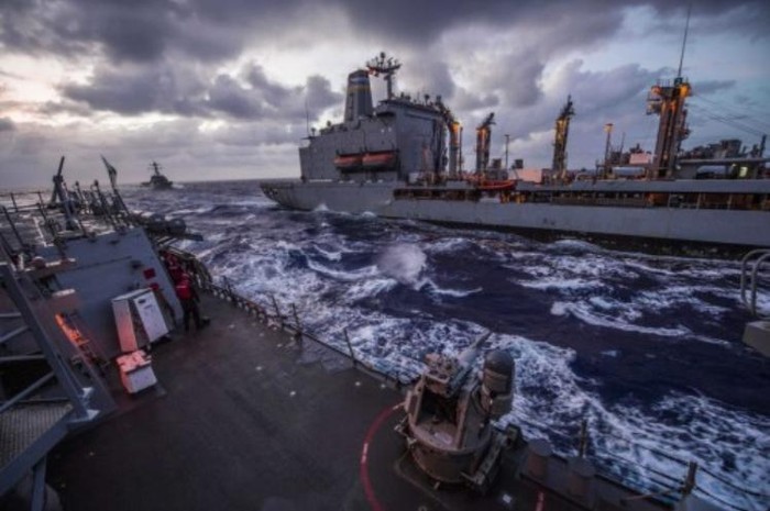 Ngày 26 tháng 3 năm 2015, tàu chiến Quân đội Mỹ tiến hành tiếp tế trên biển