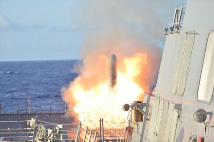 Ngày 26 tháng 3 năm 2015, tàu khu trục USS Lassen (DDG 82) Mỹ bắn tên lửa Tomahawk