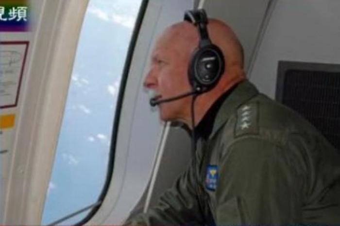 Ngày 18 tháng 7 năm 2015, Tân Tư lệnh Hạm đội Thái Bình Dương Mỹ, Scott Swift ngồi máy bay tuần tra săn ngầm P-8A Poseidon tiến hành tuần tra Biển Đông