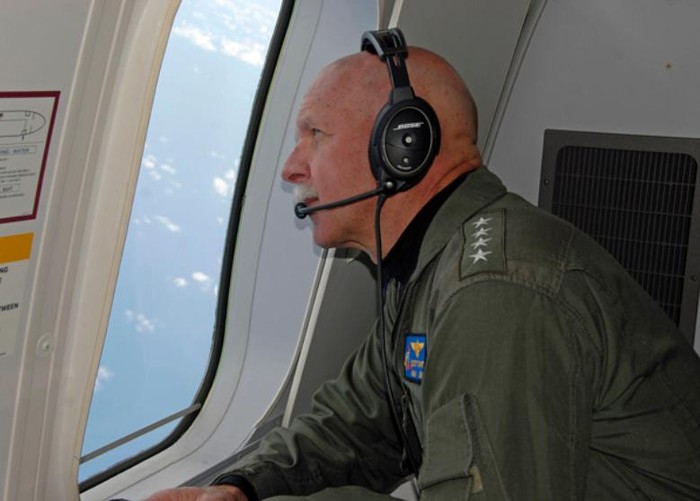 Ngày 18 tháng 7 năm 2015, Tân Tư lệnh Hạm đội Thái Bình Dương Mỹ, Scott Swift ngồi trên máy bay tuần tra săn ngầm P-8A Poseidon Hải quân Mỹ tiến hành tuần tra ở Biển Đông