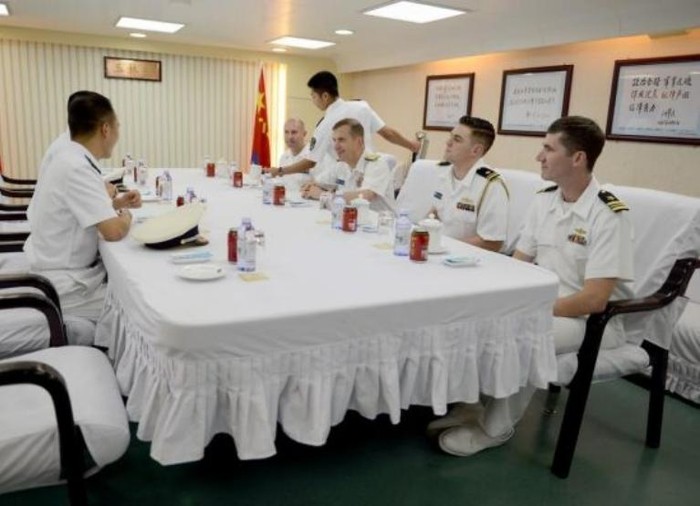 Ngày 20 tháng 5 năm 2015, binh sĩ Mỹ tham quan tàu hộ vệ tên lửa Ngọc Lâm Type 054A của Hải quân Trung Quốc ở căn cứ hải quân Changi, Singapore