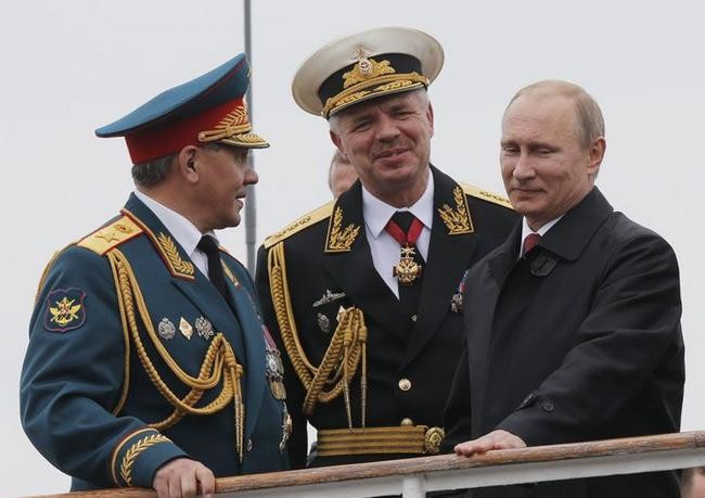Ngày 9 tháng 5 năm 2014, Tổng thống Nga Vladimir Putin đến thành phố cảng Sevastopol, Crimea kiểm duyệt Hạm đội Biển Đen.