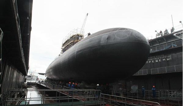 Tàu ngầm diesel-điện Type 636.3 Nga chế tạo cho Hạm đội Biển Đen, hạ thủy ở nhà máy đóng tàu Admiralty Shipyard, St. Petersburg