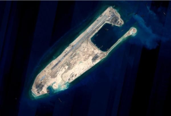 Hình ảnh vệ tinh đá Chữ Thập thuộc quần đảo Trường Sa của Việt Nam sau khi Trung Quốc hoàn thành lấn biển bất hợp pháp (nguồn mạng sina Trung Quốc)