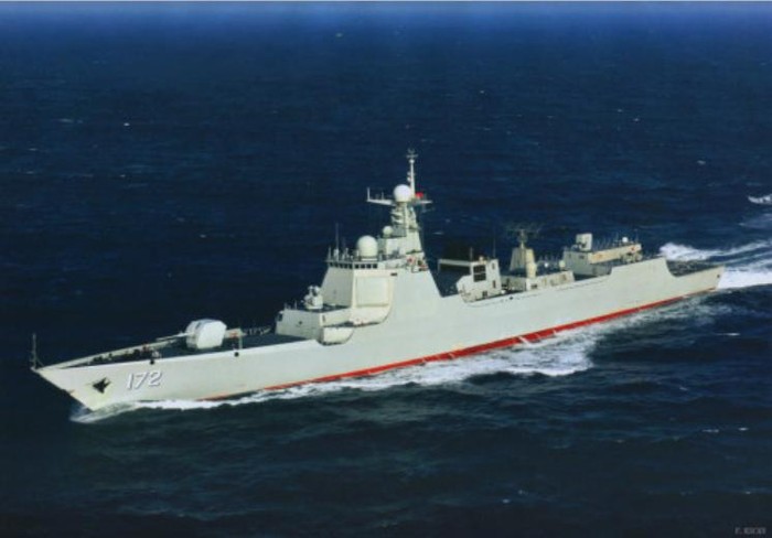 Tàu khu trục tên lửa Côn Minh số hiệu 172 Type 052D của Hạm đội Nam Hải, Hải quân Trung Quốc đang chạy tốc độ cao