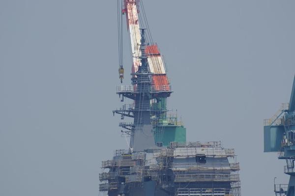 Cột buồm lắp trên đỉnh đảo tàu sân bay trực thăng lớp Izumo thứ hai Nhật Bản