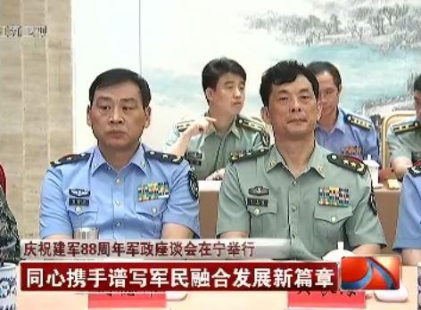 Lưu Đức Vĩ - chính ủy không quân Đại quân khu Nam Kinh (trái)