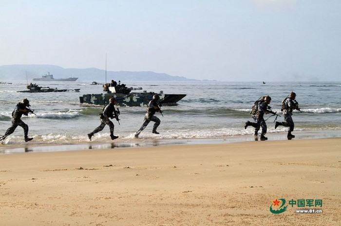 Tháng 8 năm 2014, Hạm đội Nam Hải, Hải quân Trung Quốc tiến hành tập trận đổ bộ đánh chiếm đảo đá quy mô lớn