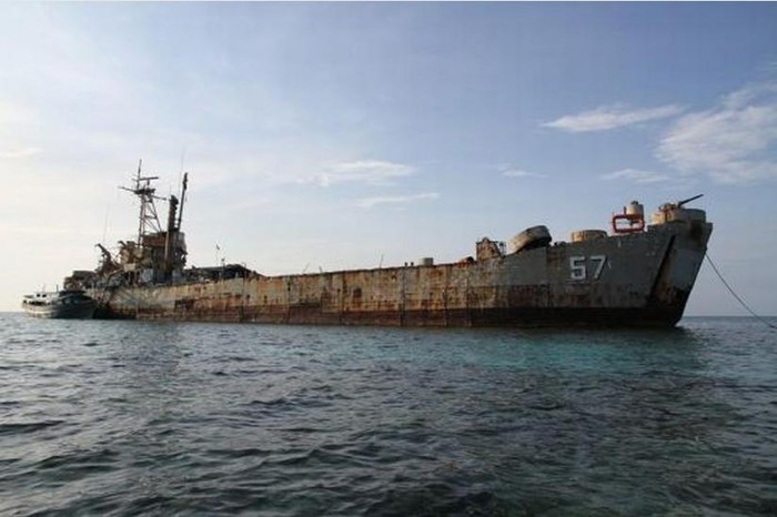 Philippines để tàu đổ bộ xe tăng cũ Sirah Madre trên bãi Cỏ Mây thuộc quần đảo Trường Sa của Việt Nam (nguồn mạng sina Trung Quốc)