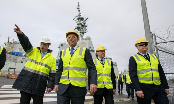 Thủ tướng Australia Tony Abbott và Bộ trưởng Quốc phòng Kevin Andrews thăm cơ sở đóng tàu ở Adelaide