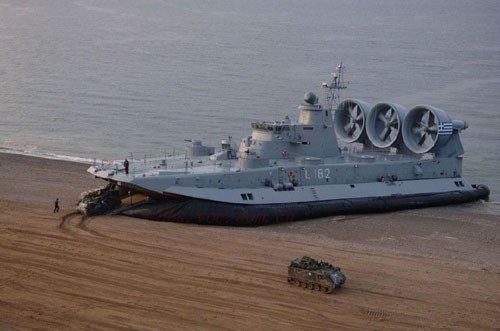 Trung Quốc đã sở hữu vài tàu đổ bộ đệm khí Zubr - loại tàu đệm khí lớn nhất thế giới. Gần đây, Trung Quốc gia tăng các cuộc tập trận răn đe vũ lực ở Biển Đông, trong đó có tập trận đổ bộ đánh chiếm đảo đá quy mô lớn, đã lần đầu tiên sử dụng tàu đổ bộ đệm khí Zubr.