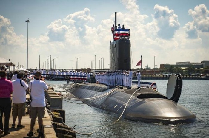 Ngày 1 tháng 8 năm 2015, Hải quân Mỹ tổ chức lễ biên chế tàu ngầm hạt nhân tấn công USS John Warner lớp Virginia