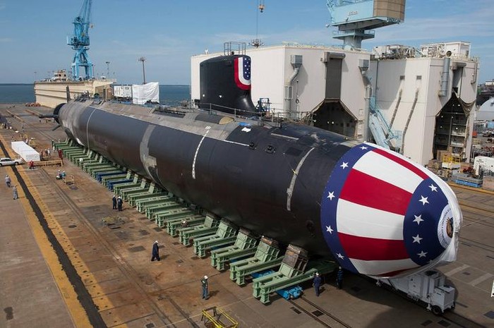 Ngày 1 tháng 8 năm 2015, Hải quân Mỹ tổ chức lễ biên chế tàu ngầm hạt nhân tấn công USS John Warner lớp Virginia