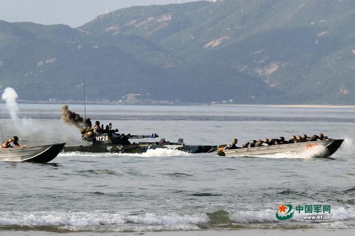 Tháng 8 năm 2014, Hạm đội Nam Hải, Hải quân Trung Quốc tiến hành tập trận đổ bộ đánh chiếm đảo đá quy mô lớn ở Biển Đông, đe dọa vũ lực đối với láng giềng