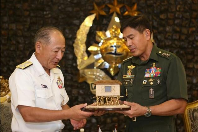 Tổng tham mưu trưởng Quân đội Philippines Hernando Iriberri tặng quà lưu niệm cho Tham mưu trưởng liên quân Lực lượng Phòng vệ Nhật Bản Kawano Katsutoshi