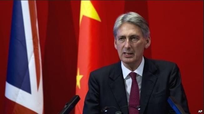 Ngày 12 tháng 8 năm 2015, Ngoại trưởng Anh Philip Hammond phát biểu tại Đại học Bắc Kinh, Trung Quốc