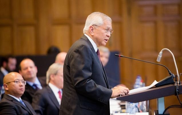 Ngoại trưởng Philippines Albert del Rosario ở Tòa án trọng tài thường trực tại Hà Lan
