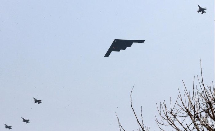 Máy bay ném bom tàng hình B-2 trên bầu trời Hàn Quốc ngày 28 tháng 3 năm 2013