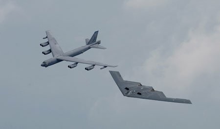 Biên đội máy bay ném bom chiến lược B-2 và B-52 Mỹ