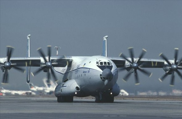 Máy bay vận tải quân dụng hạng nặng tầm xa An-22 Nga