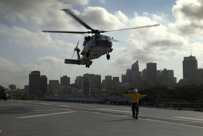 Máy bay trực thăng trên tàu đổ bộ Canberra, Hải quân hoàng gia Australia