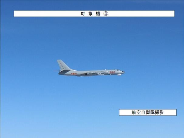Máy bay ném bom H-6 Trung Quốc được Bộ Quốc phòng Nhật Bản chụp được