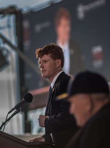 Cháu trai Tổng thống John F. Kennedy tại Lễ khởi công chế tạo tàu sân bay USS John F. Kennedy CVN 79 ngày 22 tháng 8 năm 2015