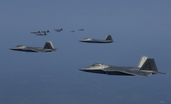 Mỹ sẽ triển khai nhiều máy bay chiến đấu tàng hình F-22 (trong hình), F-35, máy bay ném bom B-2, B-52... ở châu Á-Thái Bình Dương