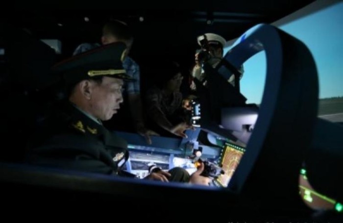 Tướng Trung Quốc trải nghiệm máy mô phỏng buồng lái máy bay chiến đấu Su-35 Nga
