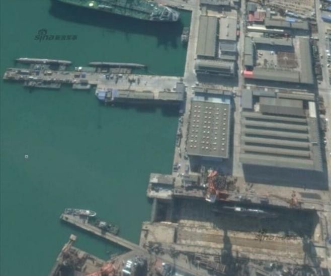 3 tàu ngầm hạt nhân tấn công mới nhất Type 093G của Hải quân Trung Quốc ở nhà máy đóng tàu Hồ Lô Đảo (nguồn mạng sina Trung Quốc)