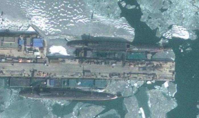 Hình ảnh vệ tinh: Tàu ngầm hạt nhân chiến lược Type 094 Hải quân Trung Quốc đậu ở quân cảng (nguồn mạng sina Trung Quốc)