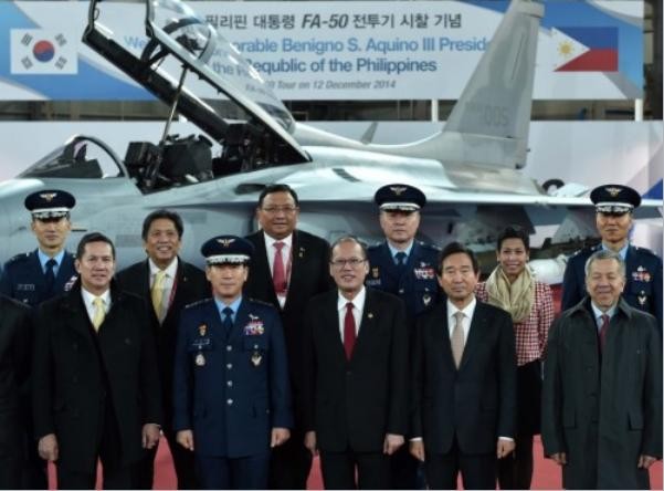 Tổng thống Philippines Benigno Aquino tham quan máy bay chiến đấu FA-50 Hàn Quốc (nguồn mạng sina Trung Quốc)