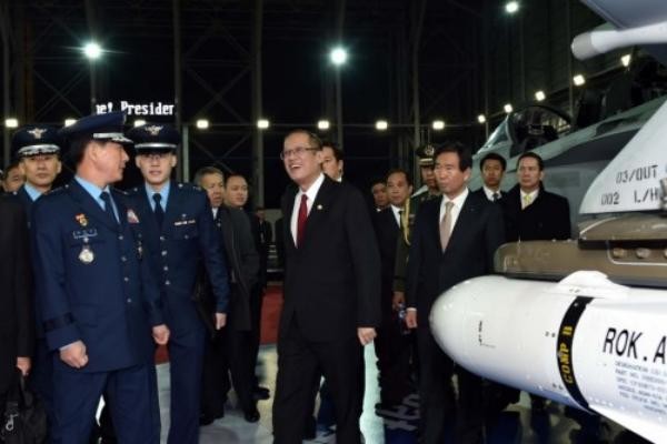 Tổng thống Philippines Benigno Aquino tham quan máy bay chiến đấu FA-50 Hàn Quốc (nguồn mạng sina Trung Quốc)