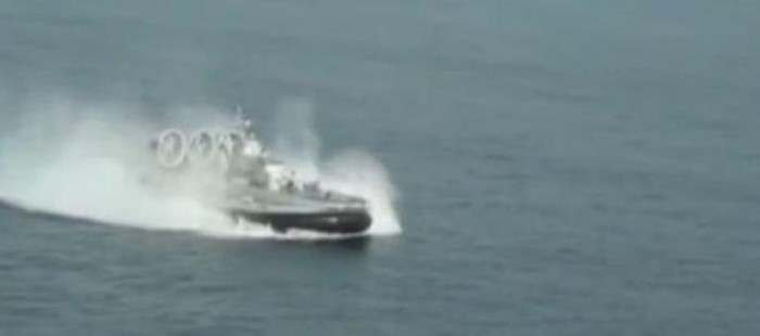 Trong tháng 7 năm 2015, Quân đội Trung Quốc tiến hành tập trận đánh chiếm đảo quy mô lớn, trong đó lần đầu tiên sử dụng tàu đổ bộ đệm khí lớn nhất thế giới lớp Zubr (trong hình) mua của Ukraine.
