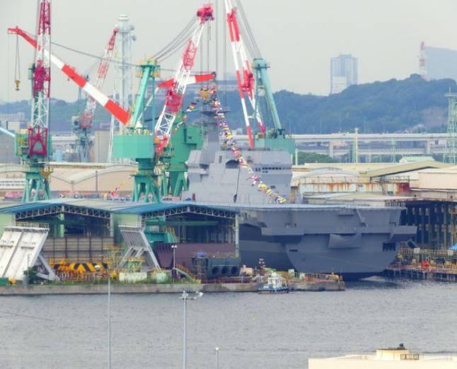 Chiều ngày 27 tháng 8 năm 2015, Nhật Bản hạ thủy tàu sân bay trực thăng lớp Izumo thứ hai, đặt tên là Kaga