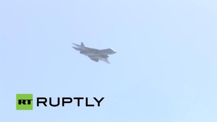 Máy bay chiến đấu T-50 bay biểu diễn tại Lễ khai mạc Triển lãm hàng không quốc tế Moscow năm 2015 (MAKS-2015)