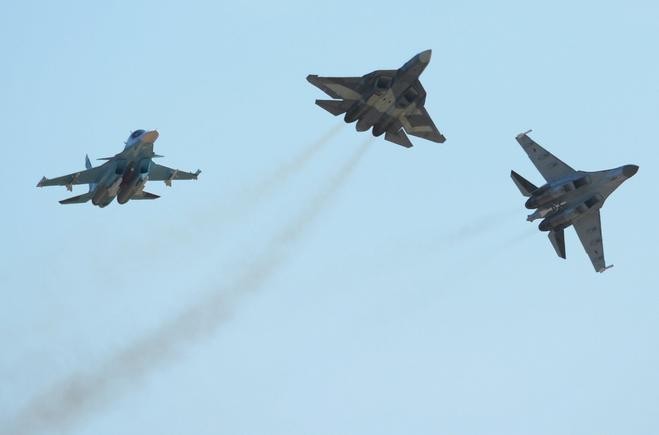 Máy bay chiến đấu thế hệ thứ năm T-50 (giữa) tại Lễ khai mạc Triển lãm hàng không quốc tế Moscow 2015