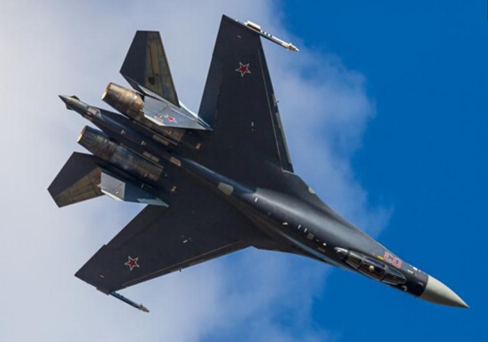 Máy bay chiến đấu Su-35S Nga bay biểu diễn ở Triển lãm hàng không Moscow năm 2015