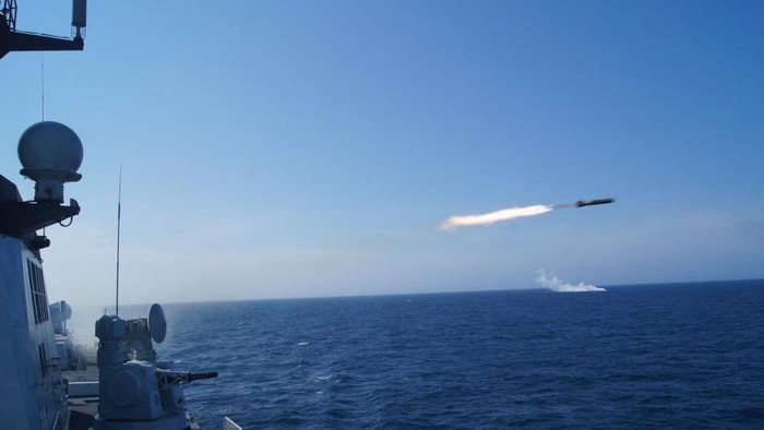 Trung tuần tháng 6 năm 2015, Hạm đội Nam Hải, Hải quân Trung Quốc tiến hành tập trận săn ngầm, phòng không, bắn đạn thật ở Biển Đông (ảnh tư liệu)