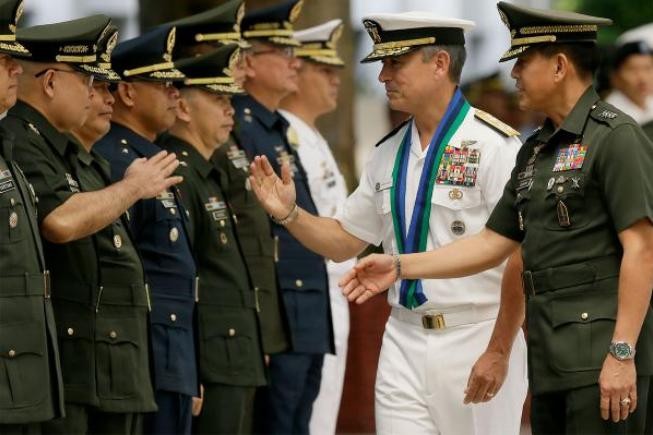 Cuối tháng 8 năm 2015, Tư lệnh Bộ Tư lệnh Thái Bình Dương Quân đội Mỹ, Đô đốc Harry B Harris đến thăm Philippines