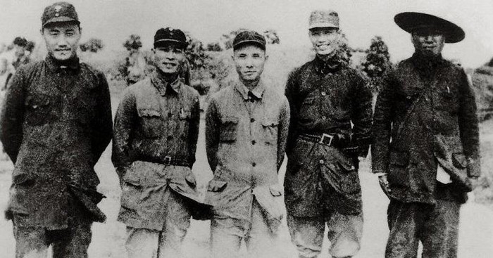 Trương Chấn (đứng thứ tư từ trái sang) tại căn cứ địa kháng Nhật Hoài Bắc, tháng 8 năm 1944
