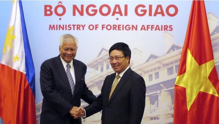 Phó Thủ tướng kiêm Bộ trưởng Ngoại giao Phạm Bình Minh tiếp Ngoại trưởng Philippines Albert del Rosario ngày 7 tháng 2 năm 2014 (ảnh tư liệu)