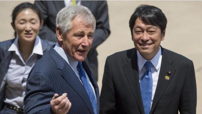 Ngày 11 tháng 7 năm 2014, Bộ trưởng Quốc phòng Mỹ Chuck Hagel (trái) tiếp Bộ trưởng Quốc phòng Nhật Bản Itsunori Onodera (phải)