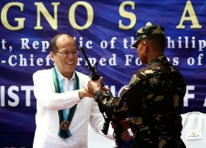Tổng thống Philippines Benigno Aquino phát súng mới cho binh sĩ (nguồn mạng sina Trung Quốc)