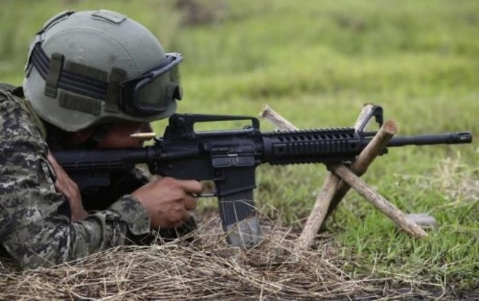 Binh sĩ Philippines sử dụng súng trường Mỹ (nguồn mạng sina Trung Quốc)