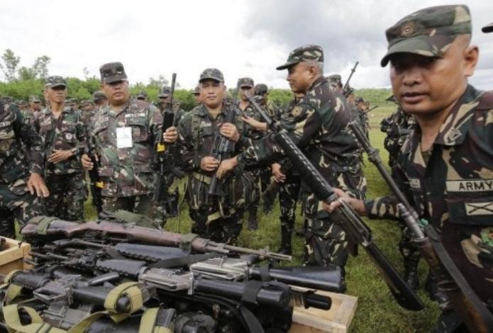 Binh sĩ Philippines sử dụng súng trường Mỹ (nguồn mạng sina Trung Quốc)