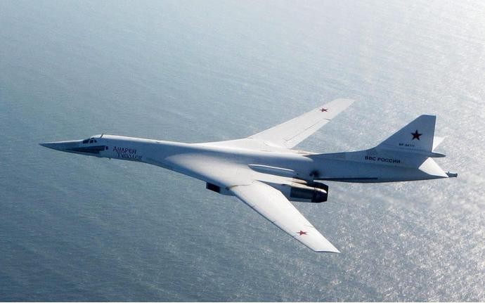 Ngày 10 tháng 9 năm 2015, máy bay ném bom chiến lược siêu âm Tu-160 Nga bay áp sát lãnh thổ Anh. Hình ảnh này do Không quân hoàng gia Anh chụp được.